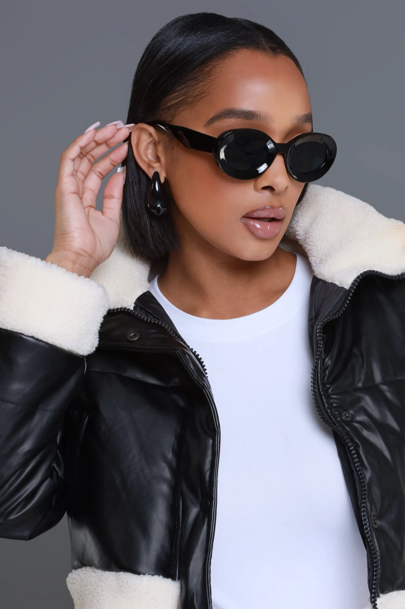 See You Out Retro Rounded Sunglasses - Black