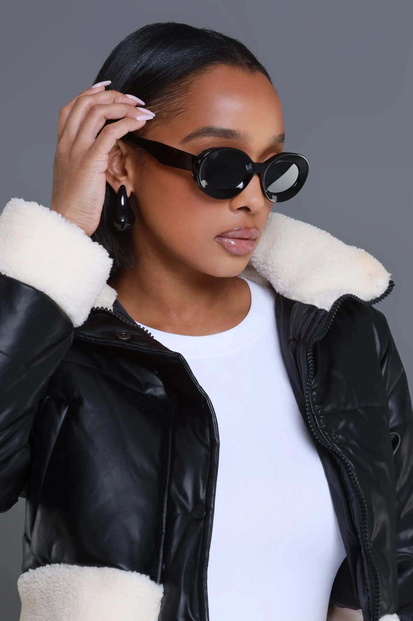 See You Out Retro Rounded Sunglasses - Black